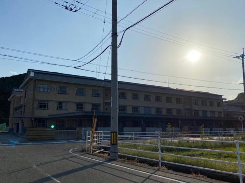 阿南市立阿南中学校(中学校/中等教育学校)まで1255m プロヴァンス　Ａ・Ｂ