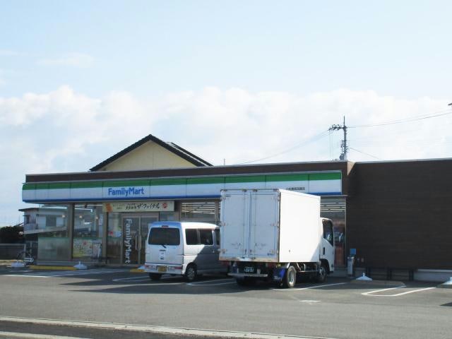 ファミリーマート小松島和田島店(コンビニ)まで737m ヴィラナリー小松島