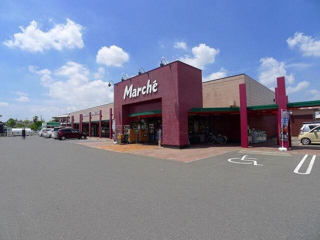 マルシェ下浜田店まで800m ラフィナートＢ