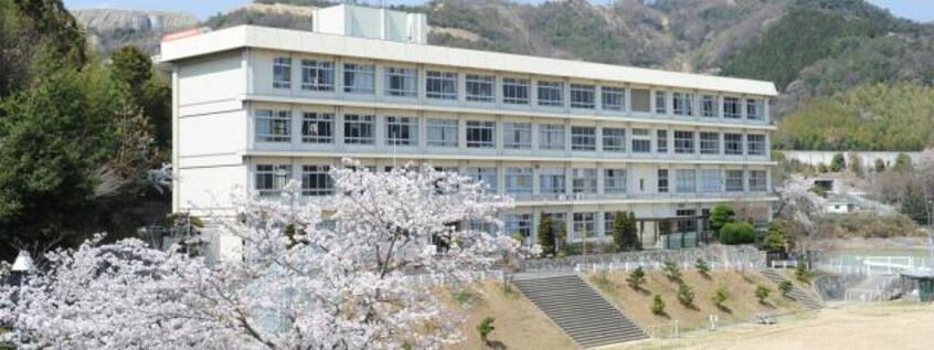 中学校/中等教育学校まで1593m※姫路市立城山中学校 アリビオ