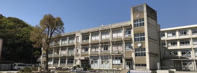 小学校まで1900m※姫路市立手柄小学校 Ｗｉｎｇ手柄