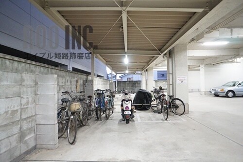 夜も明るいので安心ですね。 ハッピーコート三宅