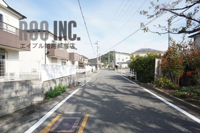 その他飲食（ファミレスなど）まで10m※前面道路 ルミエール龍野　B棟