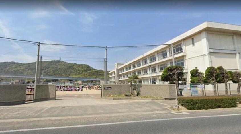 小学校まで2100m※姫路市立八幡小学校 ウェルヴィラ平松