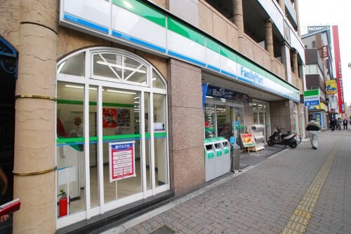 ファミリーマート難波中三丁目店(コンビニ)まで169m 南海本線/難波駅 徒歩8分 7階 築1年