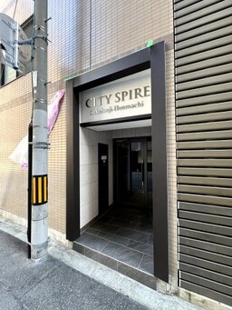 シティホテルのようなエントランスのデザイン。気分はホテル生活