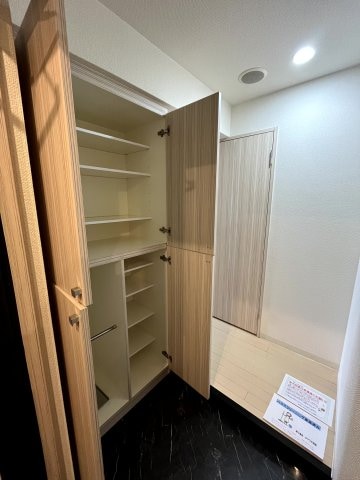 靴を沢山収納できる明るい玄関。使い勝手も気持ちも上がる。 大阪メトロ中央線/堺筋本町駅 徒歩8分 3階 築18年