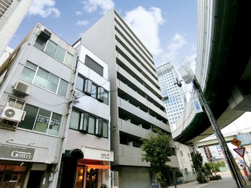 落ち着いた雰囲気の外観です エスリード本町