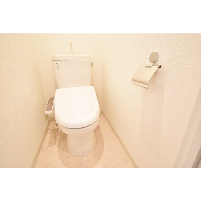 ゆったりとした空間のトイレです ルクレ新町レジデンス