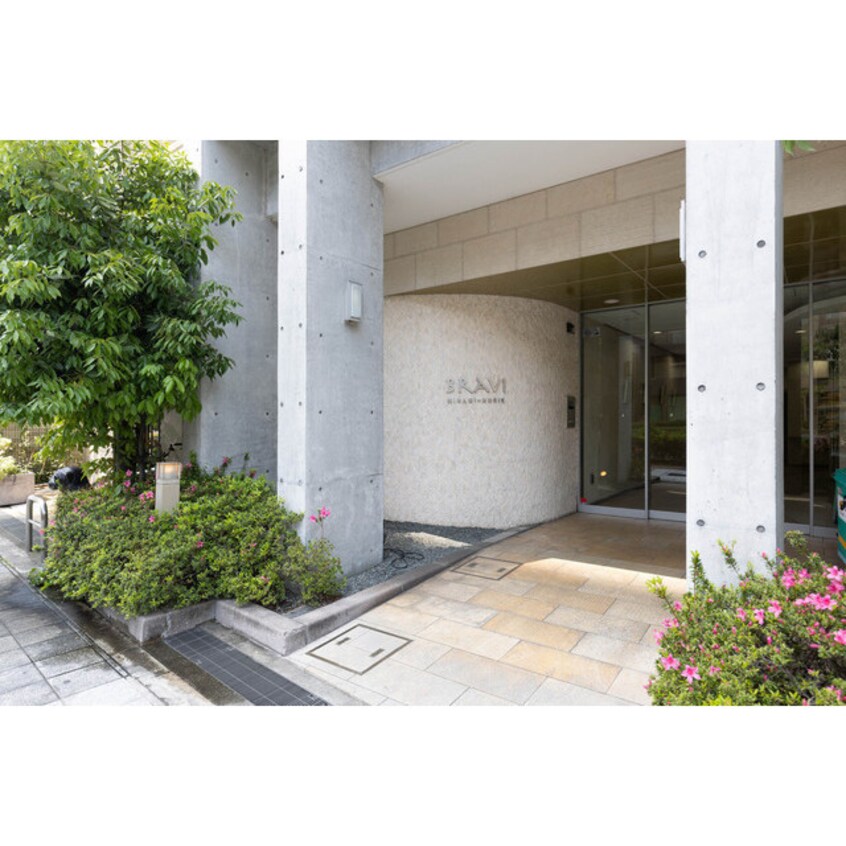 毎日通るエントランスはこのようになっています BRAVI南堀江