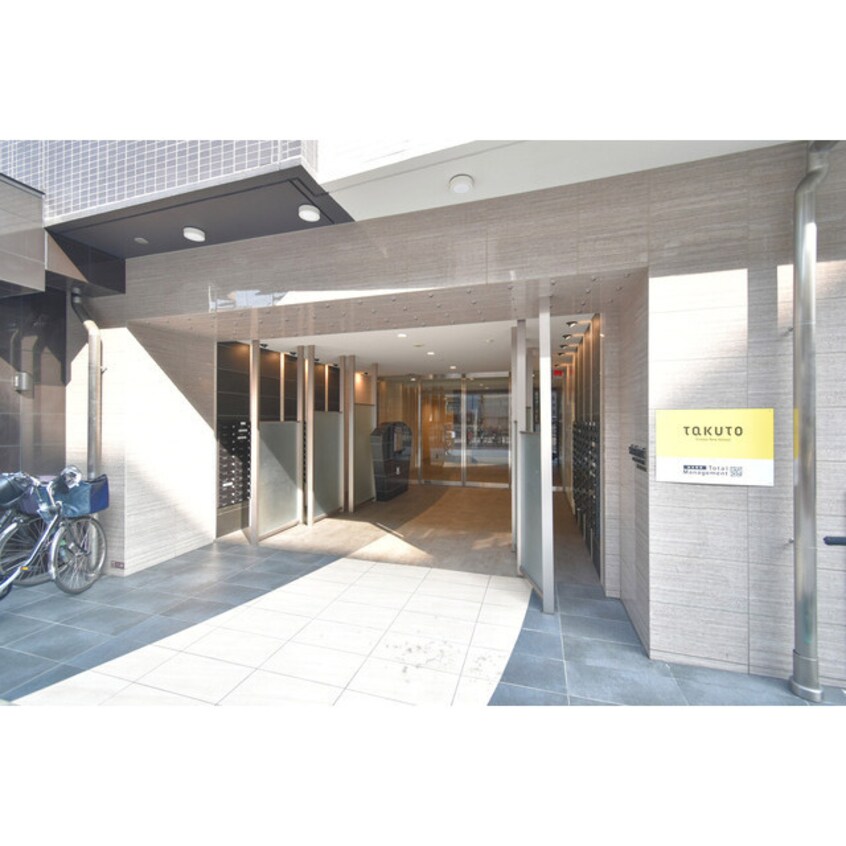毎日通るエントランスはこのようになっています SERENiTE本町reflet