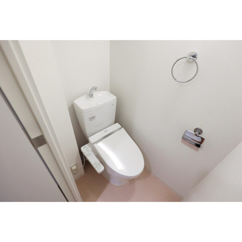コンパクトで使いやすいトイレです SERENiTE本町reflet