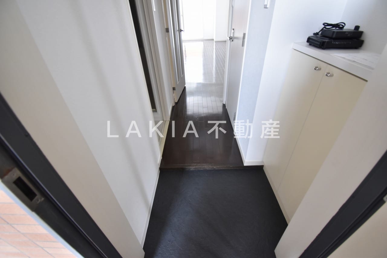 収納もある玄関です ビエラ江戸堀