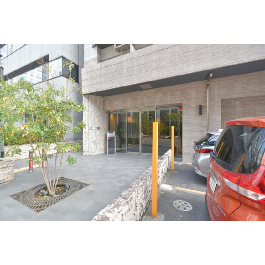 毎日通るエントランスはこのようになっています SERENiTE本町エコート