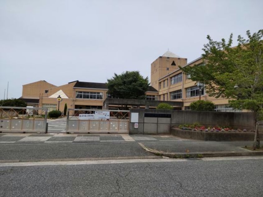 三田市立けやき台小学校(小学校)まで2964m ビレッジハウス沢野本2号棟