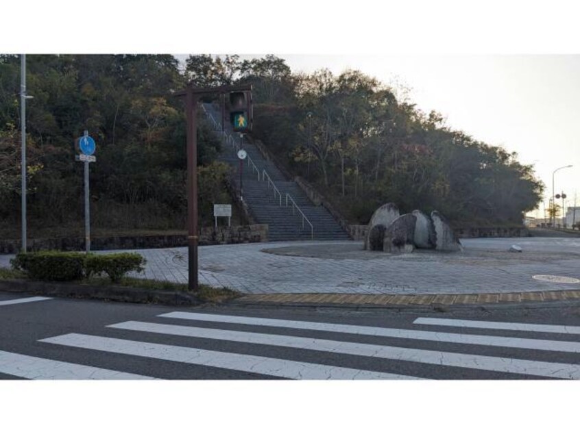 城の西緑地(公園)まで1800m サンカルティエ