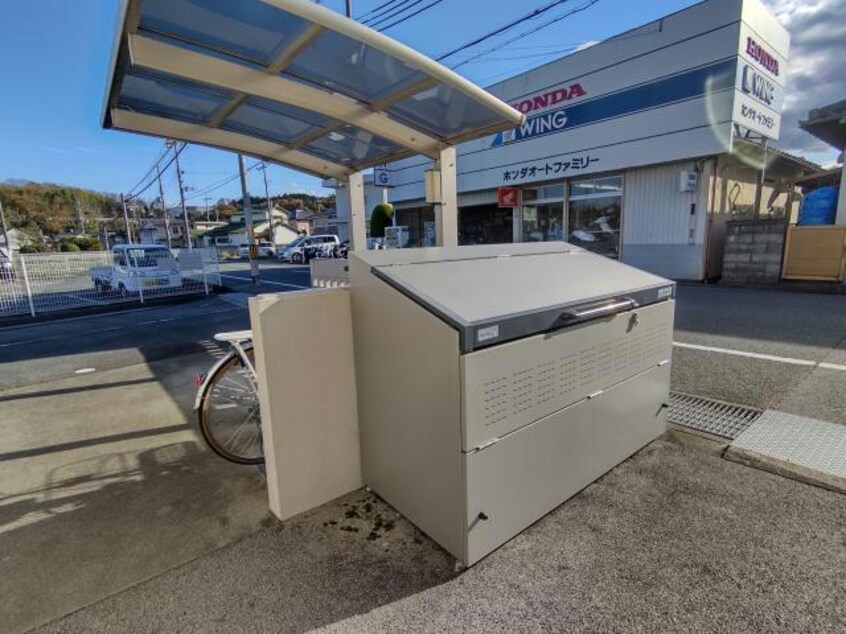 ゴミ捨て場 ブランコート