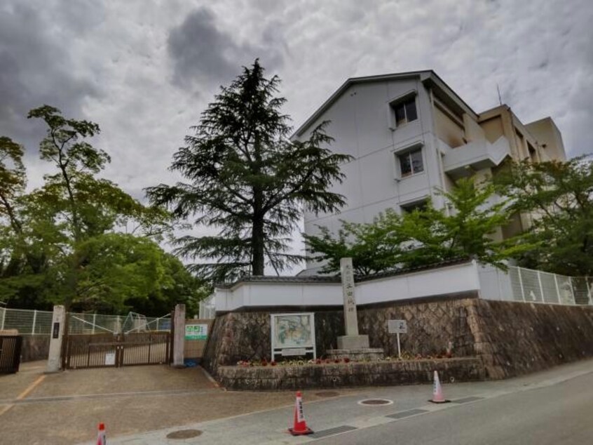 三田市立三田小学校(小学校)まで1947m ラ・メール横山