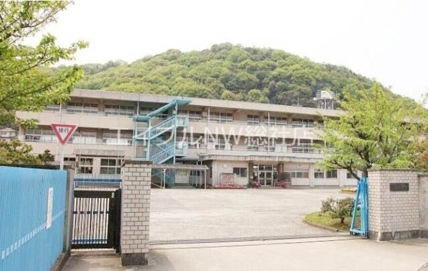 倉敷市立連島南小学校(小学校)まで869m ベルカーサＡ