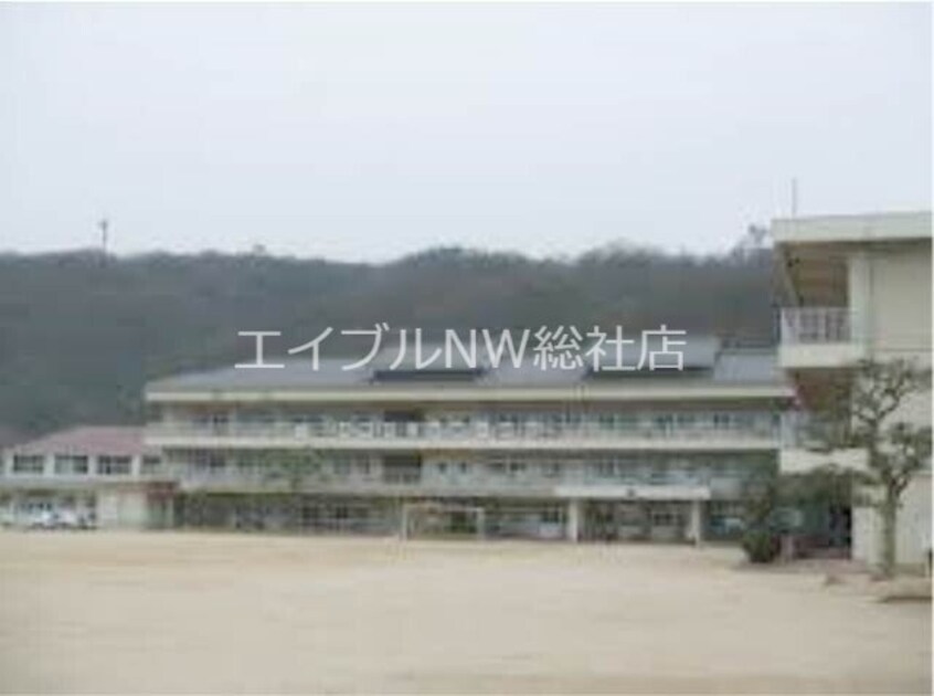 井原市立出部小学校(小学校)まで1639m グリーンロック