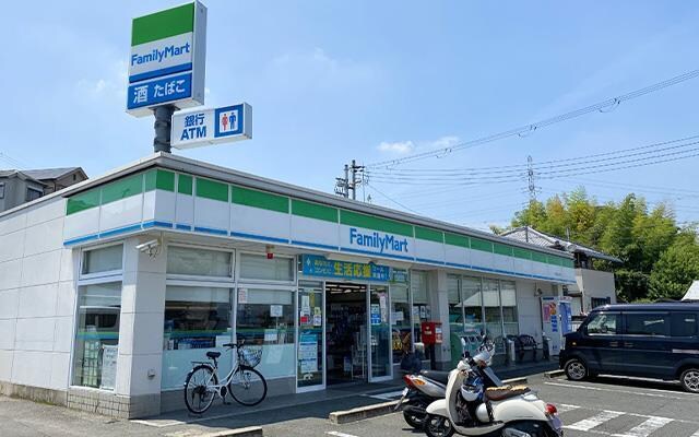 ファミリーマート京田辺大住店(コンビニ)まで671m リュミエール　アッシュ