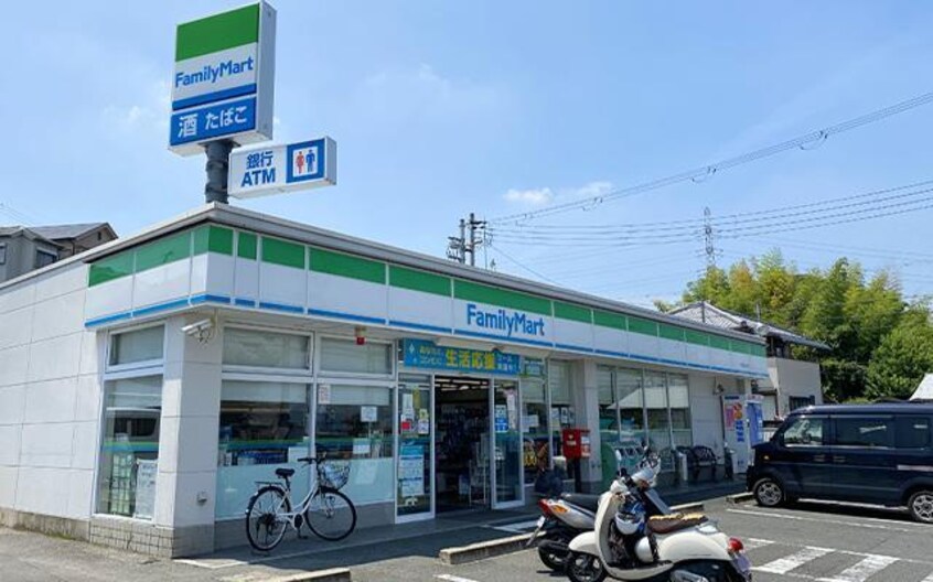 ファミリーマート京田辺大住店(コンビニ)まで671m リュミエール　アッシュ