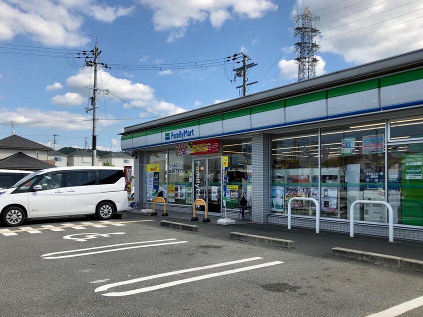 ファミリーマート木津大谷店(コンビニ)まで585m クレメント木津八ヶ坪A