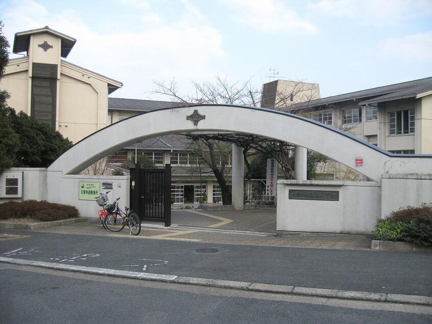 八幡市立南山小学校(小学校)まで981m ボヌール