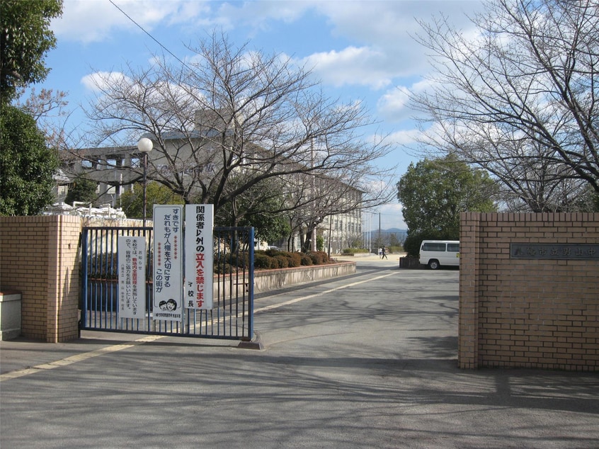 八幡市立男山中学校(中学校/中等教育学校)まで1525m メゾン　ド　ポワール