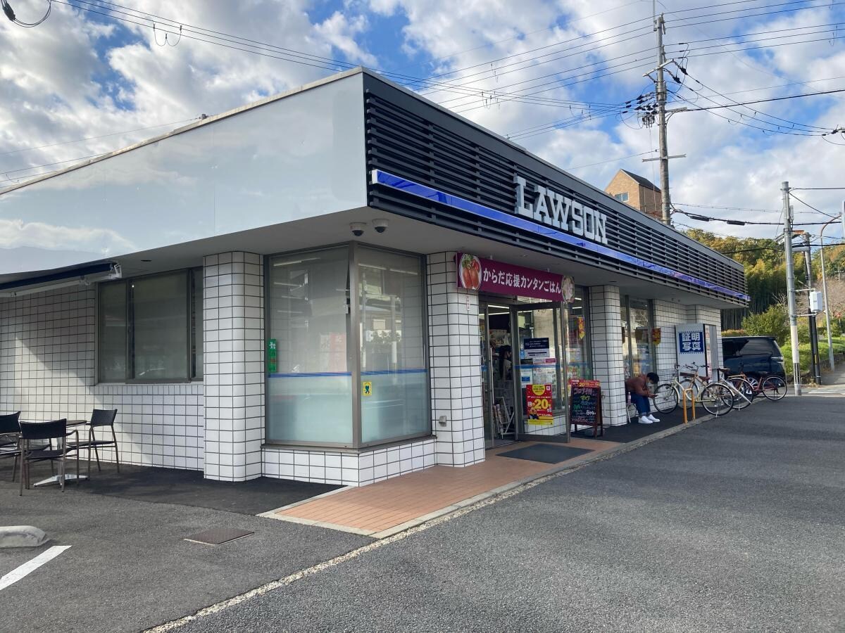 ローソン田辺同志社前店(コンビニ)まで934m ヴィラ田辺2号館