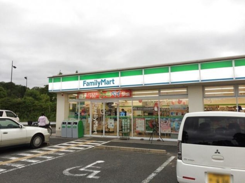 ファミリーマート木津川台駅前店(コンビニ)まで1780m パレ・シャルム精華