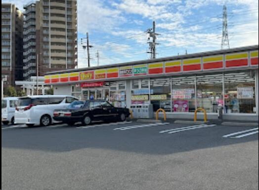 デイリーヤマザキ枚方津田南町店(コンビニ)まで980m サンエアリーハウス