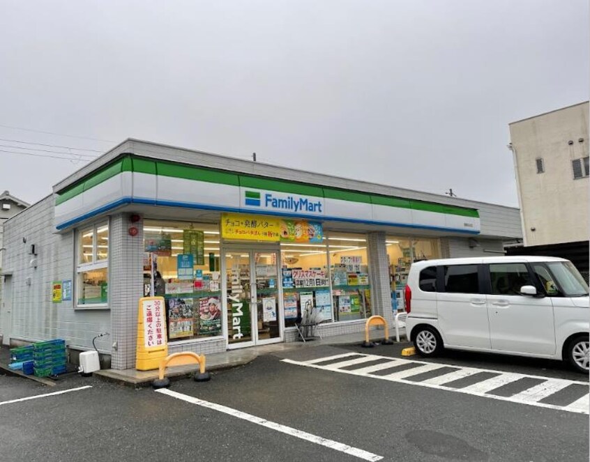 ファミリーマート精華光台店(コンビニ)まで563m アクシス光台