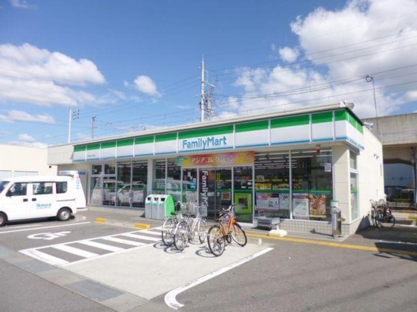 ファミリーマート京田辺三山木店(コンビニ)まで747m サニーヴィラ　エテルノＭ