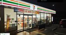 セブンイレブン枚方長尾荒阪2丁目店(コンビニ)まで558m フラワータウン　ガーデニア