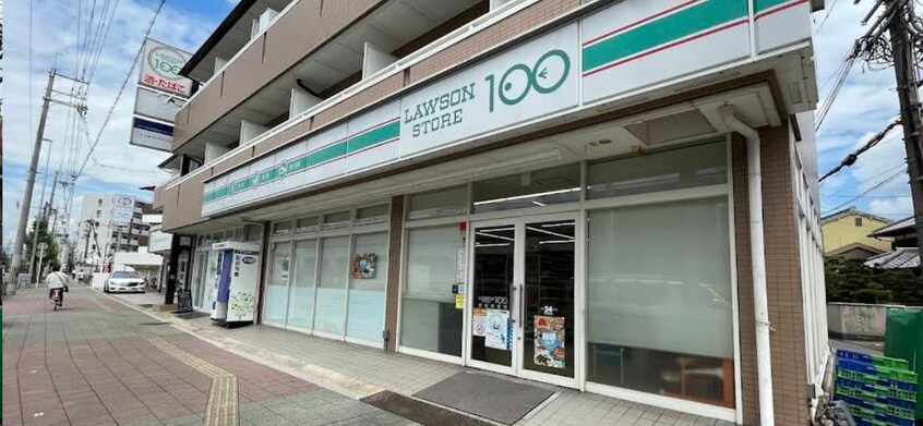 ローソンストア100伏見駅前店(コンビニ)まで436m 伏見区津知橋町テラスハウス
