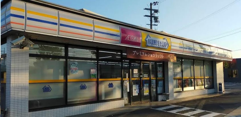 ミニストップ伏見横大路店(コンビニ)まで369m ミローズコート