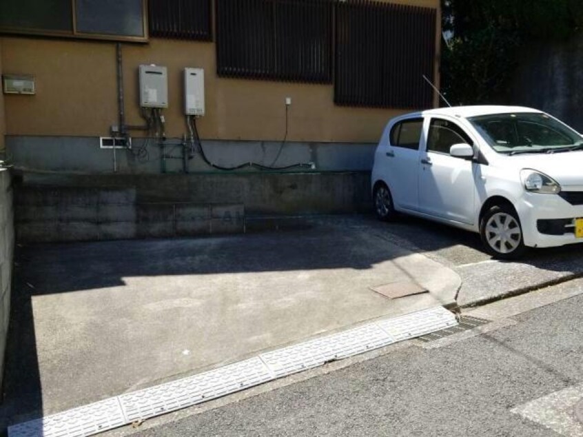 軽自動車でしたら2台駐車できそうです。 松原戸建