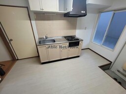 玄関を入るとキッチンです。