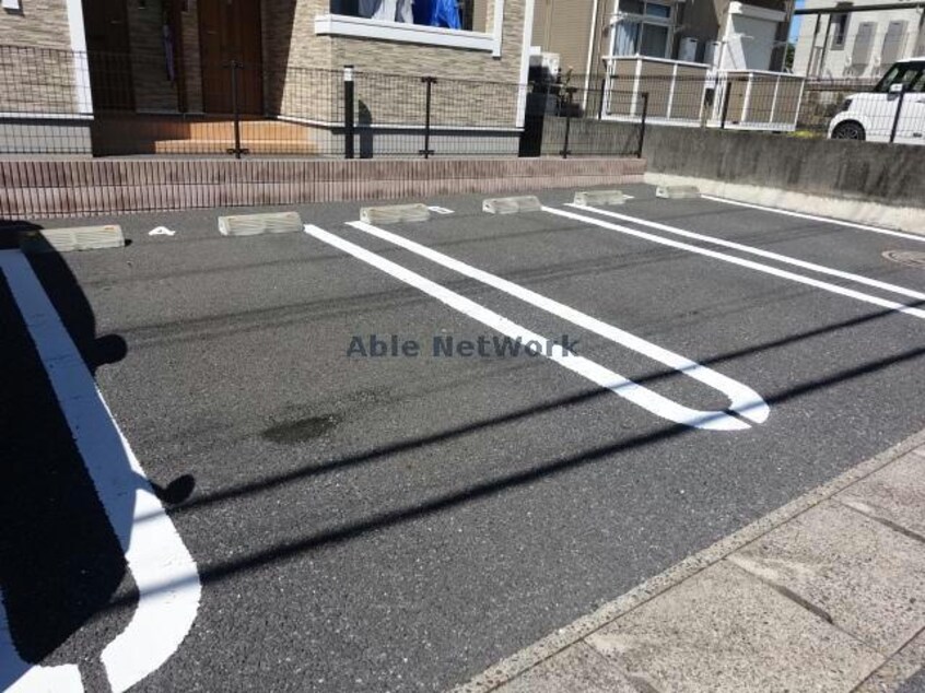 敷地内駐車場 プリムローズ（根田）