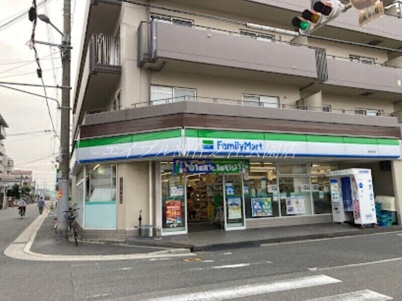 ファミリーマート長居西店(コンビニ)まで197m フジパレス長居
