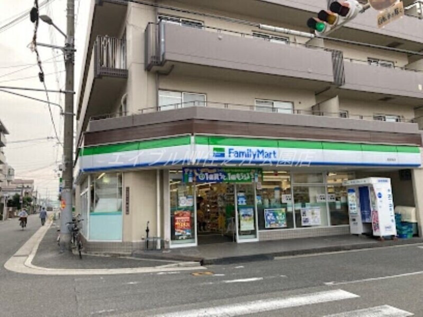 ファミリーマート長居西店(コンビニ)まで243m マンションいずみ