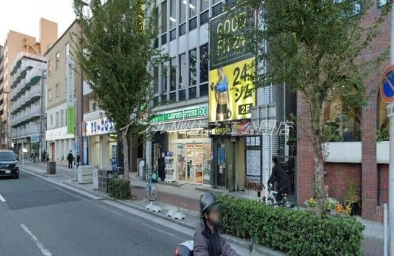 ローソンストア100長居駅前店(コンビニ)まで378m ヴィラルーチェ