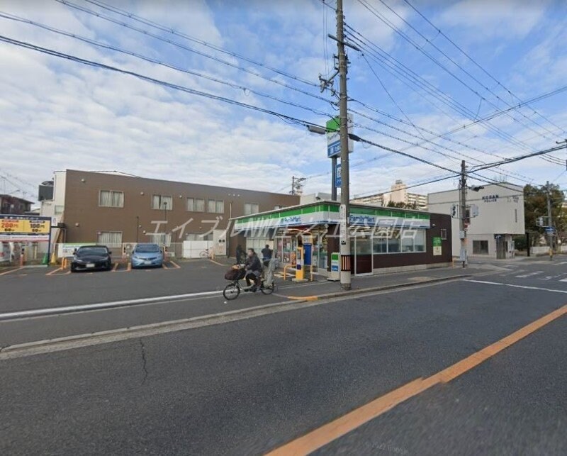 ファミリーマート中加賀屋二丁目店(コンビニ)まで690m フジパレス中加賀屋Ⅲ番館