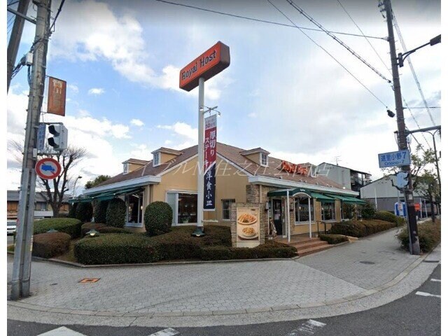 ロイヤルホストおりおの店(その他飲食（ファミレスなど）)まで146m フローラコート