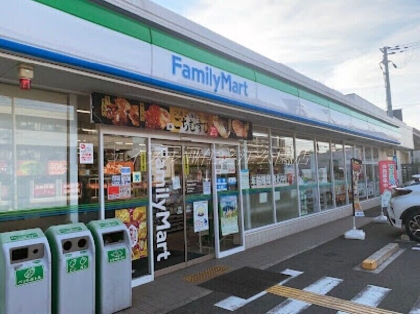 ファミリーマート堺錦之町店(コンビニ)まで365m リベールシティ堺錦之町