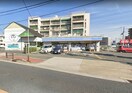 ローソン新北島一丁目南店(コンビニ)まで427m レオパレス住之江公園