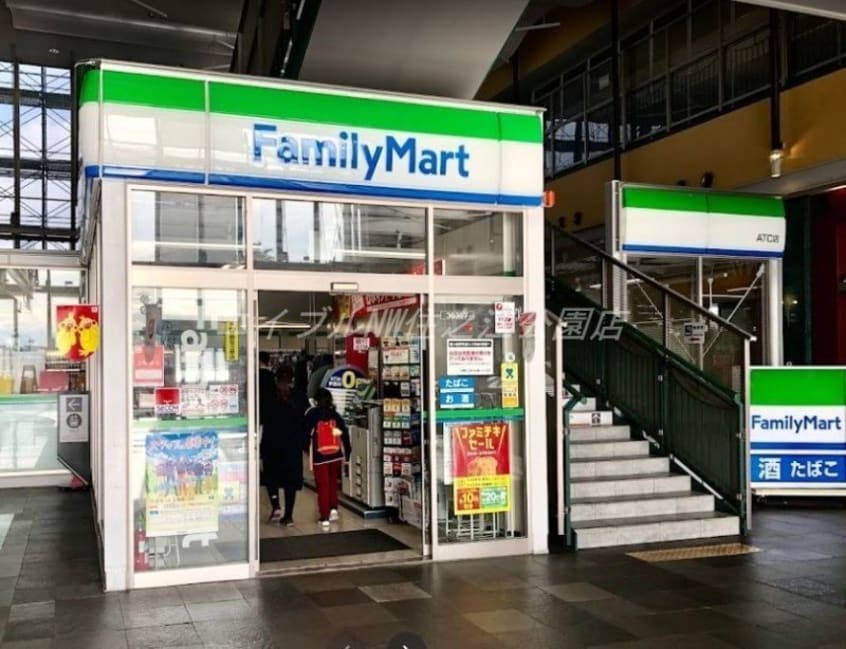 ファミリーマートATC店(コンビニ)まで646m 大阪ベイレジデンス（リブリーコート）