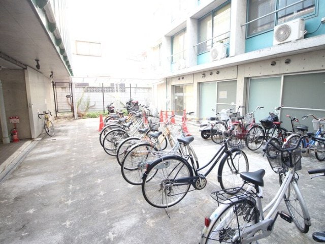 駐輪場 メネダス