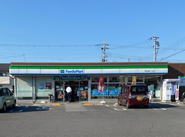 コンビニまで300m※ファミリーマート　栗東安養寺一丁目店 ベルヴィ栗東